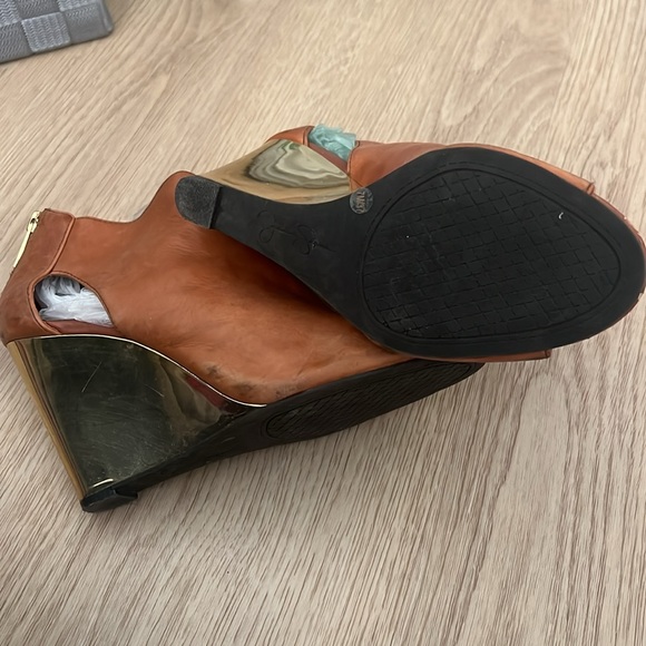 Jessica Simpson leather wedge heels. Size 7. Gold heel. Camel color - Picture 4 of 7